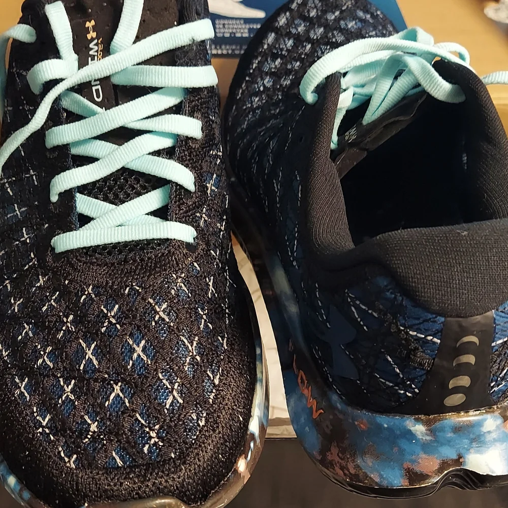Women's Size 9 Under Armour Black and Blue Running Shoes Bluetooth Connection - Picture 4 of 7